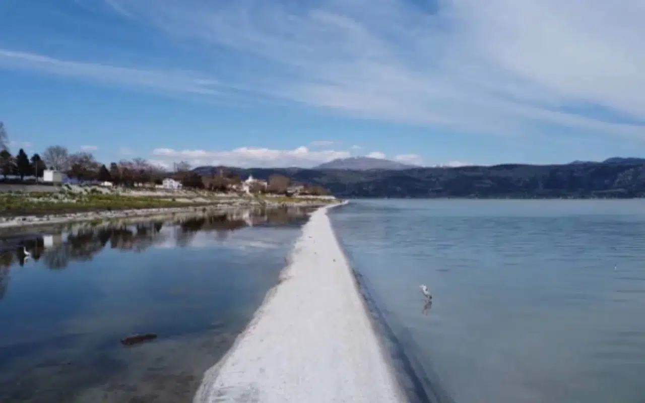 Eğirdir Gölü’nde doğal yürüyüş yolu ortaya çıktı turistlerin yeni rotası oldu