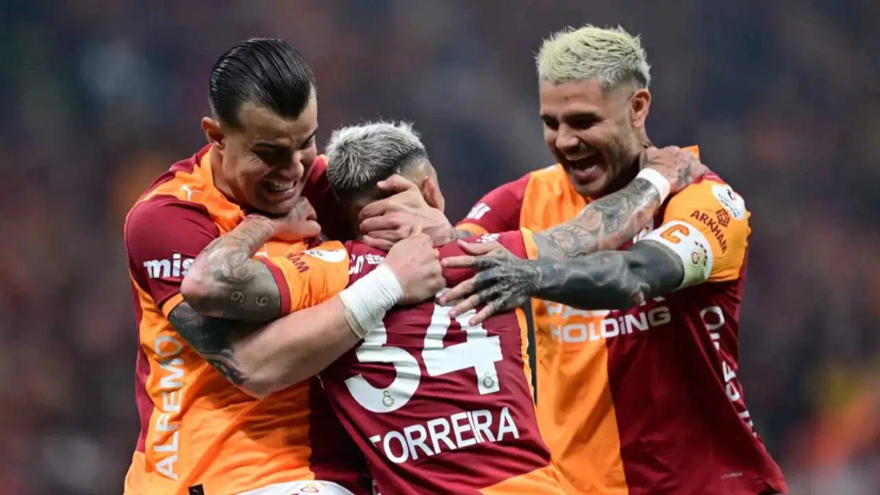 Galatasaray derbide Fenerbahçe’yi 3 golle geçti