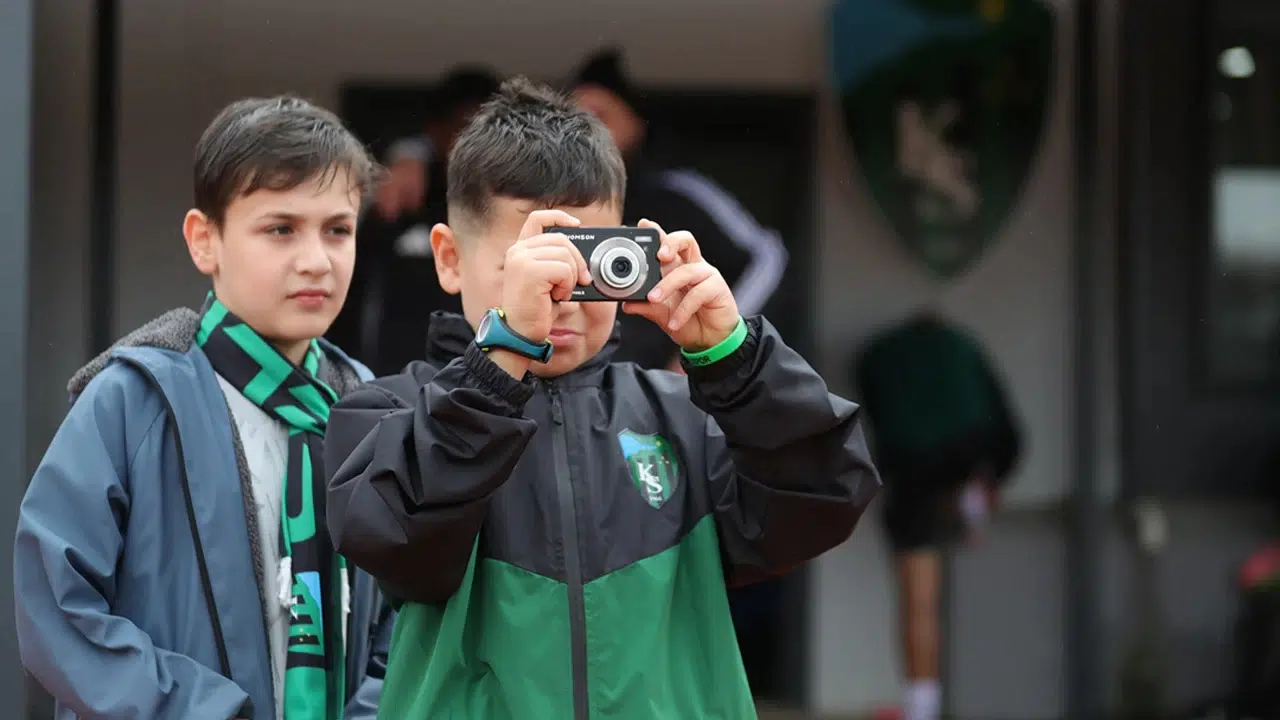 Serdar Dursun’dan minik taraftara anlamlı jest: Golünü kaydeden çocuğa kamera hediye etti