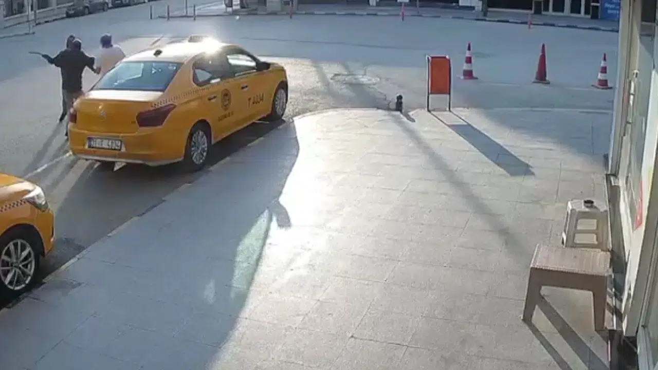 Menüde istediği yemek yok diye satırla saldırdı: Belediye binasında dehşet