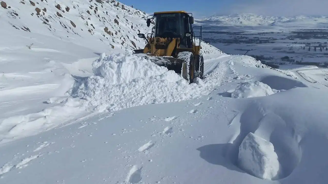 Kar yağışı hayatı olumsuz etkiledi: 147 yol ulaşıma kapandı