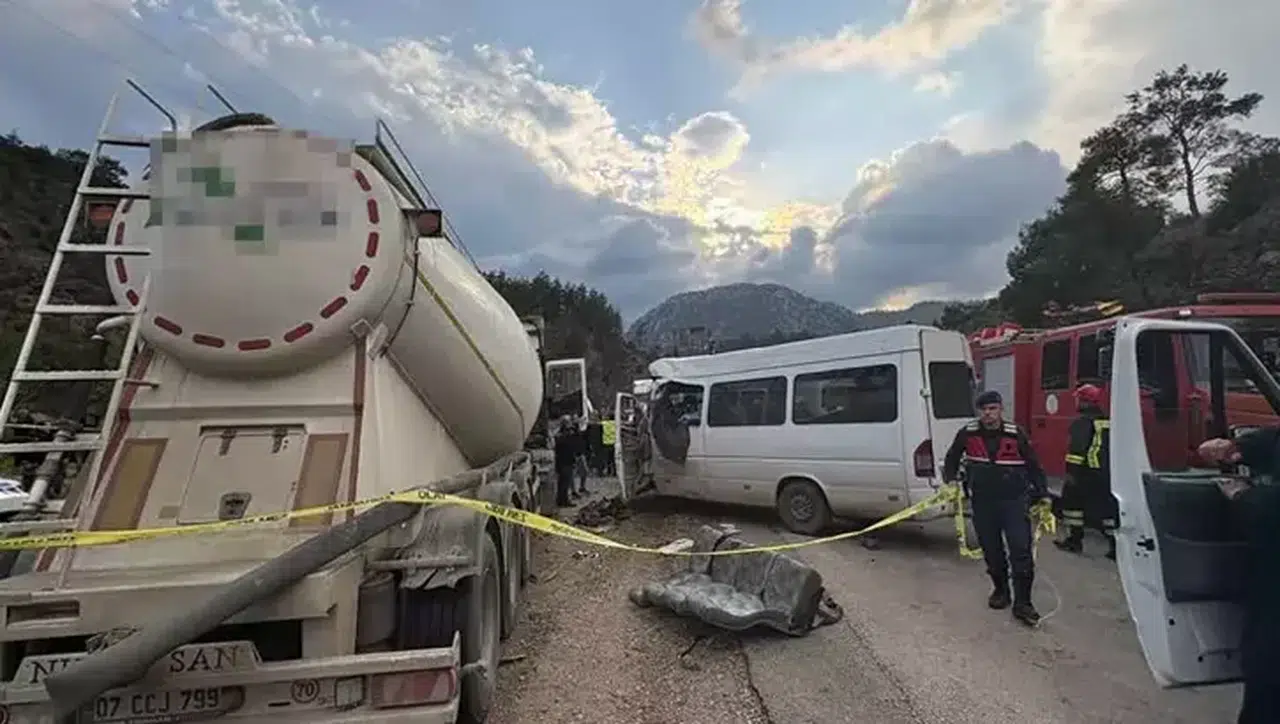 Burdur’da minibüs ile beton mikseri çarpıştı: 6 kişi hayatını kaybetti