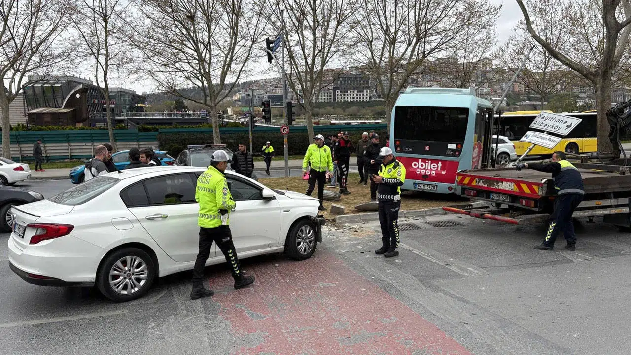 Beyoğlu’nda minibüs ile otomobil çarpıştı araç refüje çıktı 5 kişi yaralandı