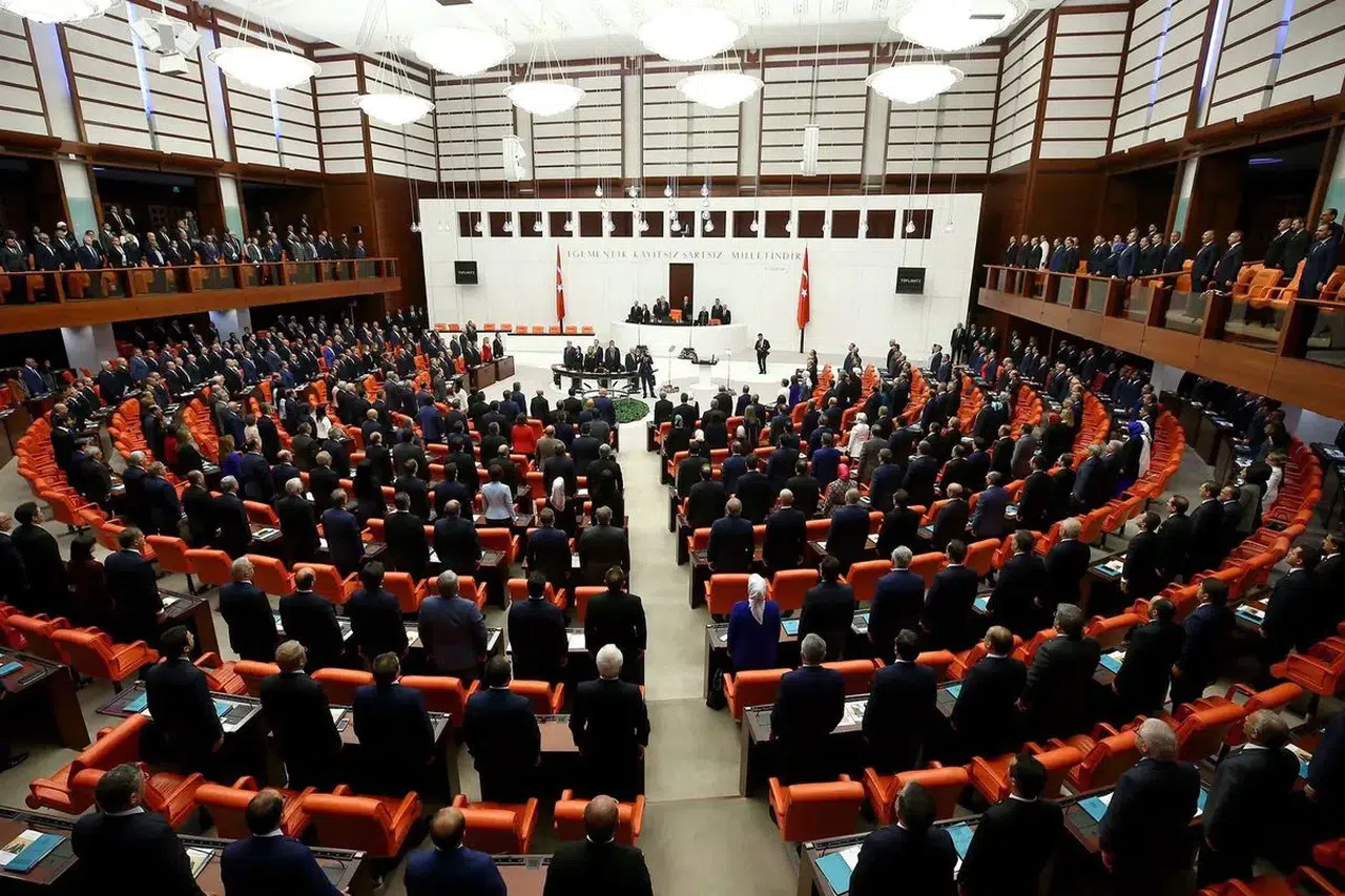 Sosyal medya ve doğum izni düzenlemelerini içeren kanun teklifi TBMM'de kabul edildi