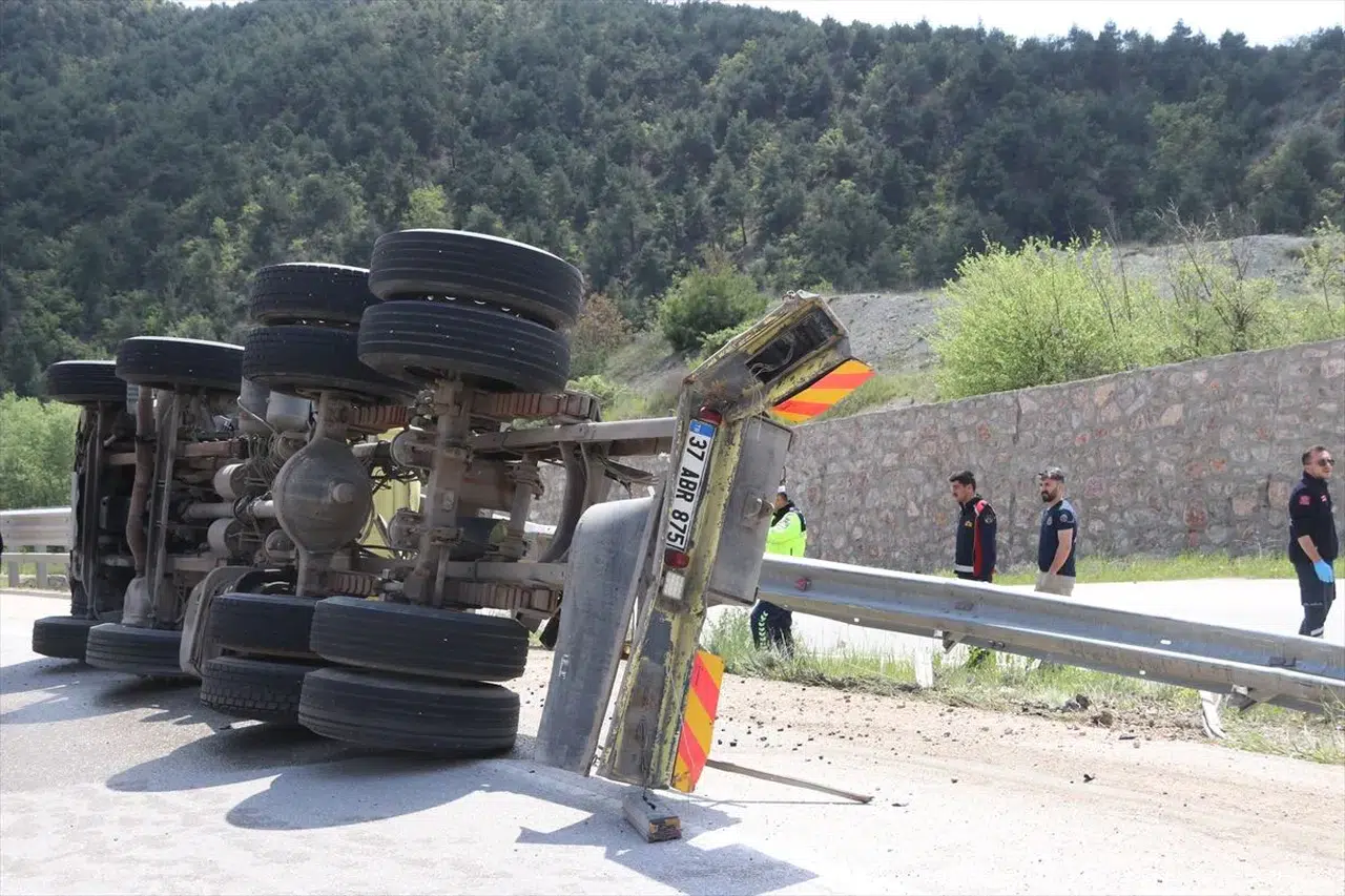 Amasya'da kamyon devrildi: Sürücü hayatını kaybetti