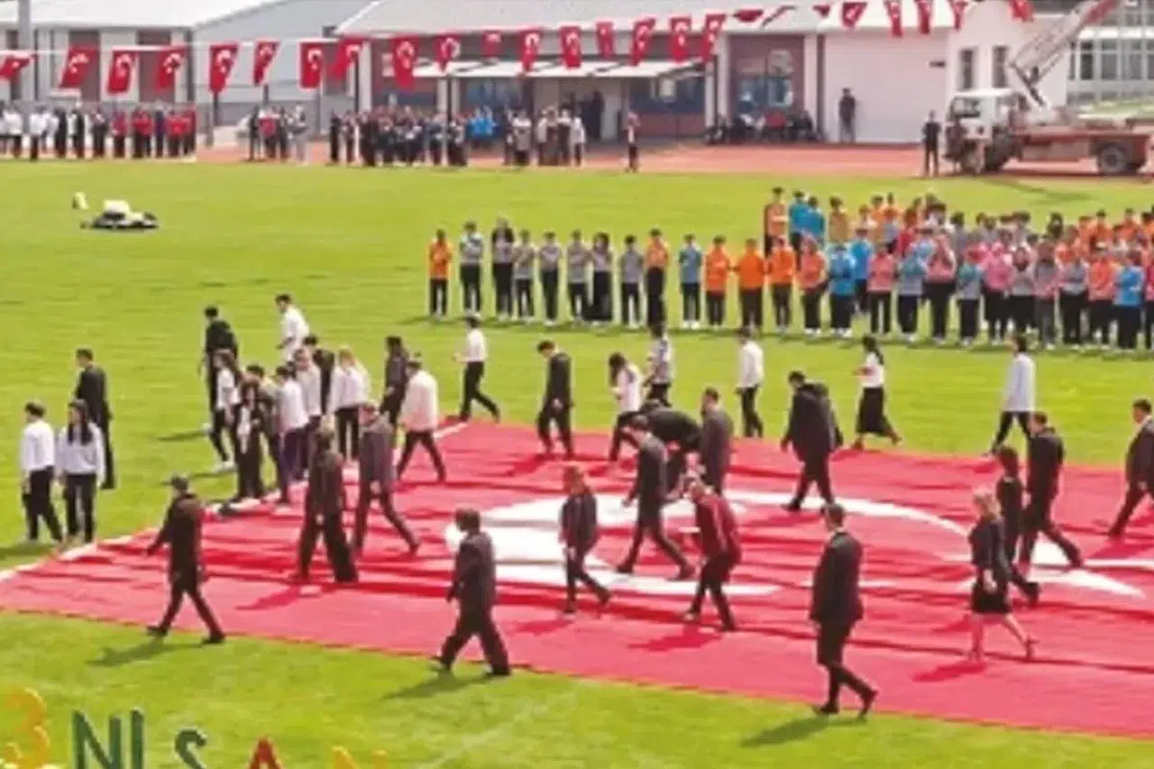 23 Nisan töreninde yere serilen Türk bayrağı tepki çekti