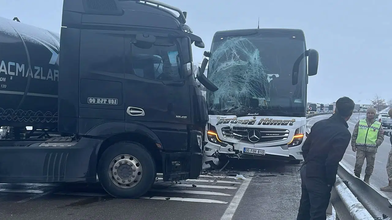 Erzurum’da zincirleme kaza: 2 kişi hayatını kaybetti