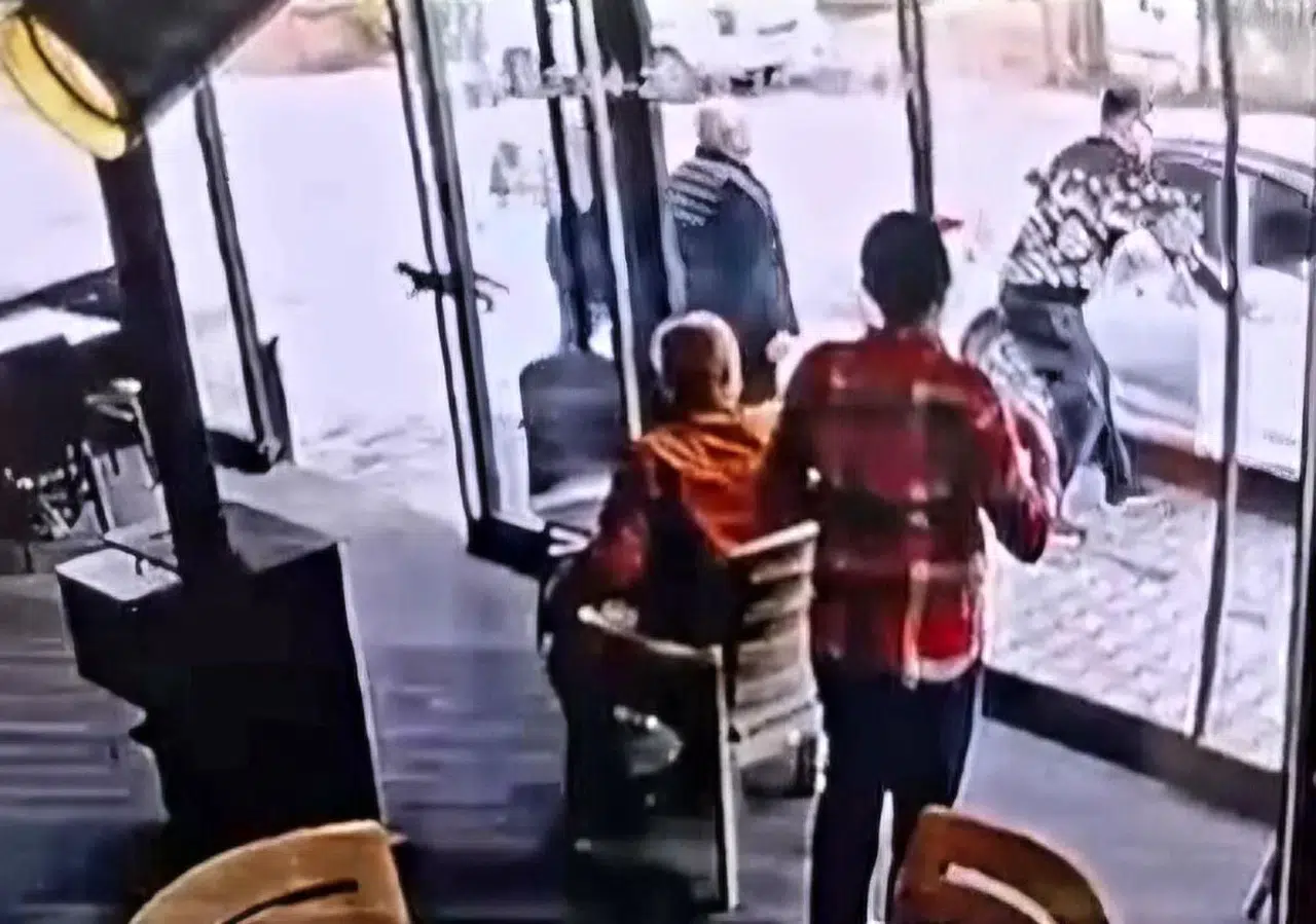 El freni çekilmeyen araç geri kaydı: Facianın önüne geçildi