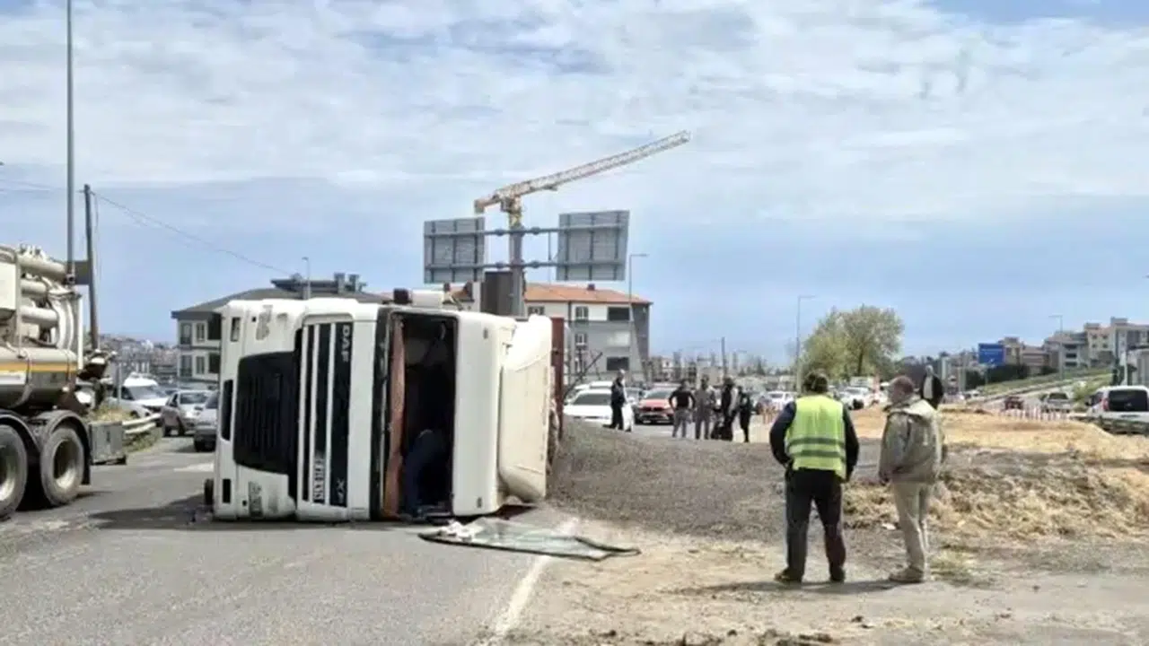 Tekirdağ’da kaza: Ayçiçeği yüklü tır devrildi