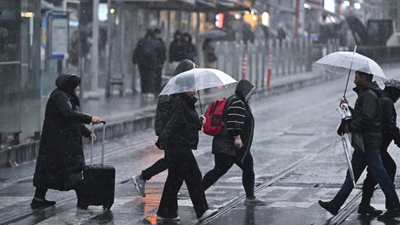 Şemsiyesiz çıkmayın! İstanbul'da hava bir anda değişecek