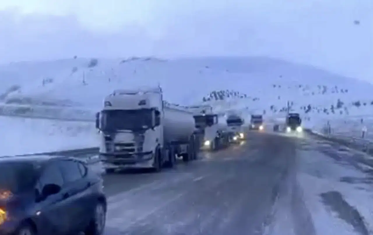 Erzurum'da yoğun kar yağışı nedeniyle ulaşım durdu