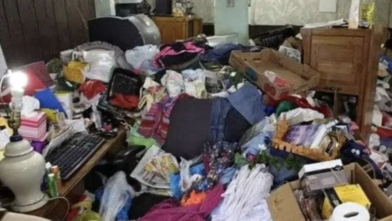 Biriktirdiği eşyaların altında kaldı, hayatını kaybetti