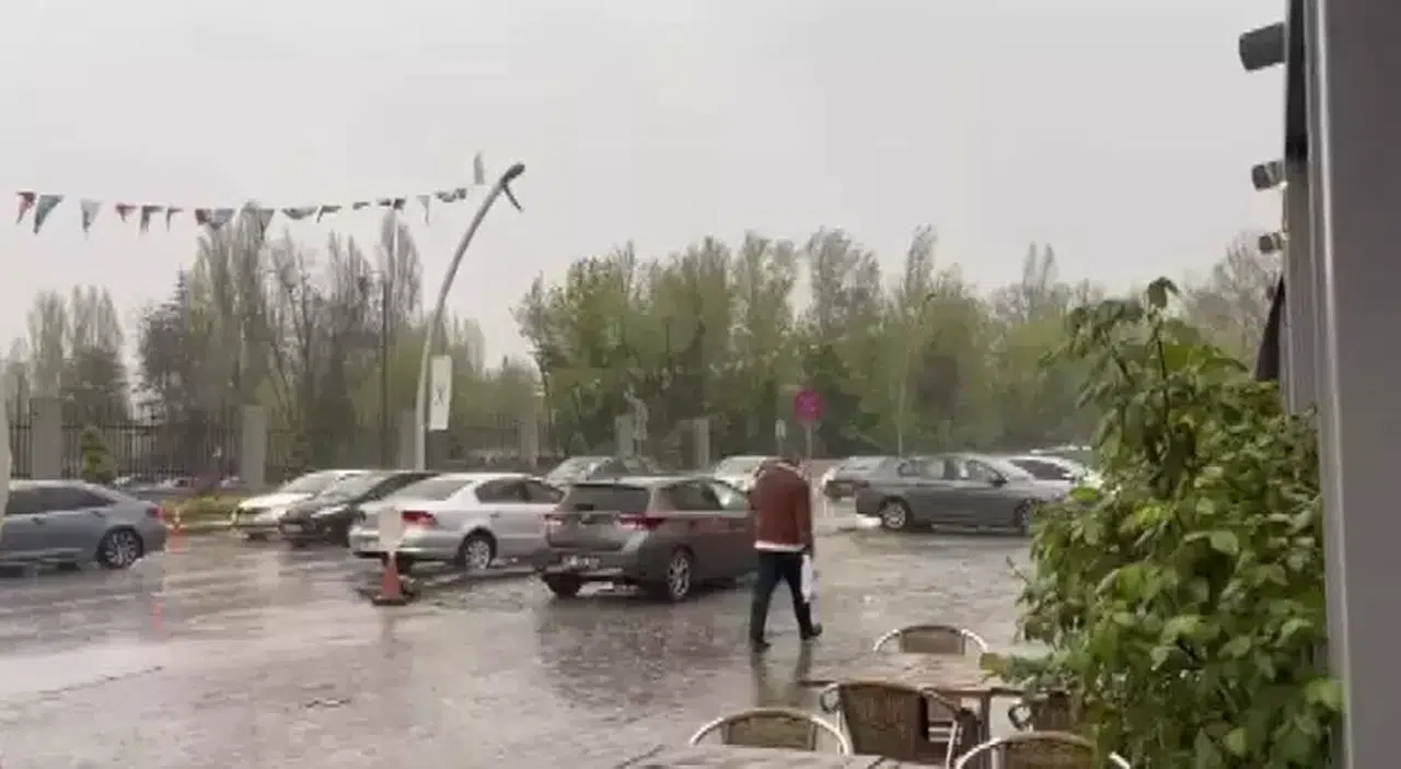 Ankara’da sağanak hayatı olumsuz etkiledi: Ulaşım aksadı