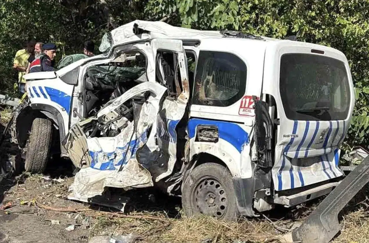 Freni patlayan tır karşı şeritteki araçlara çarptı: 2 kişi hayatını kaybetti