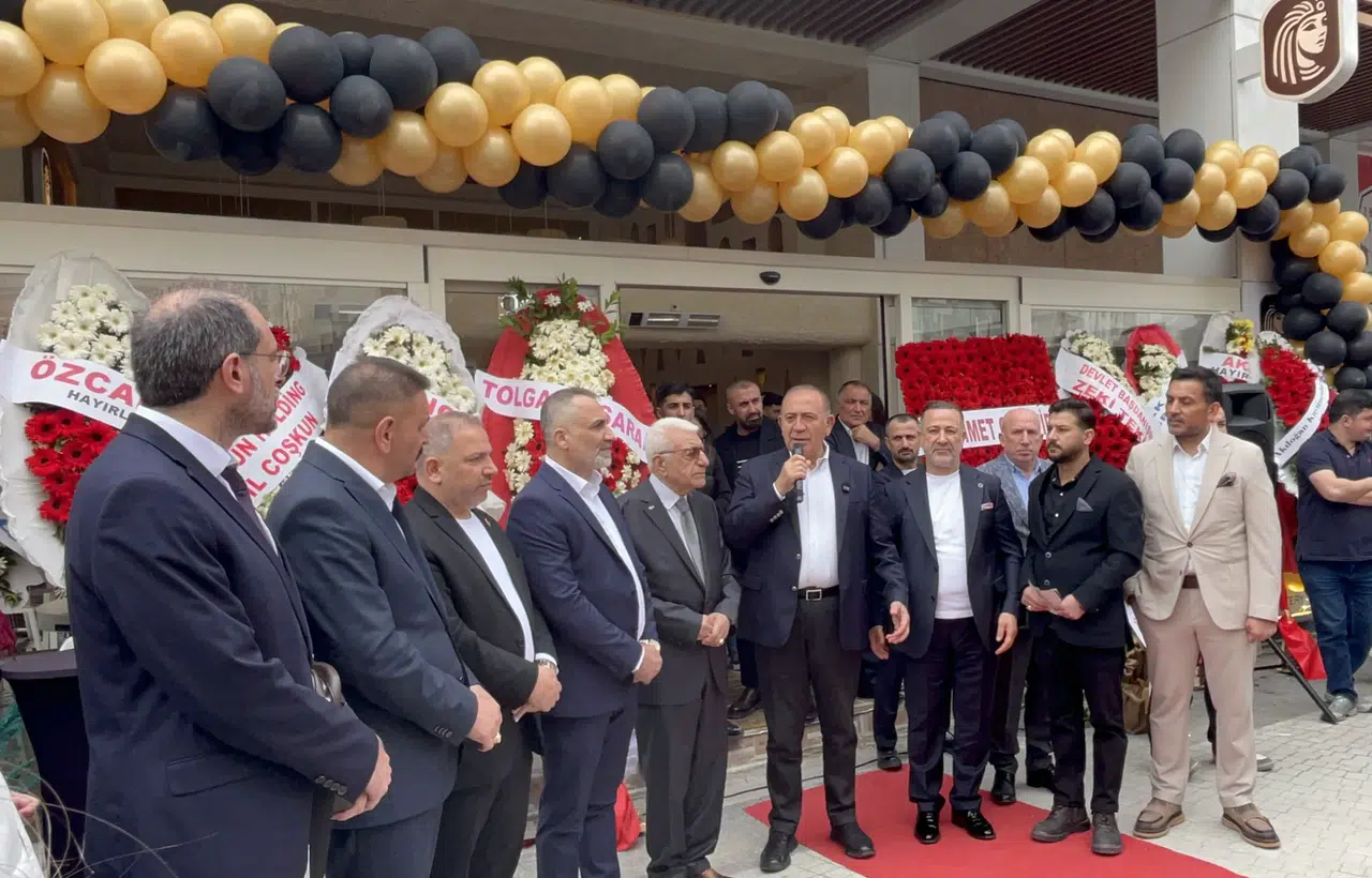 Gürsel Tekin Küçükçekmece’de kafe açılışına katıldı