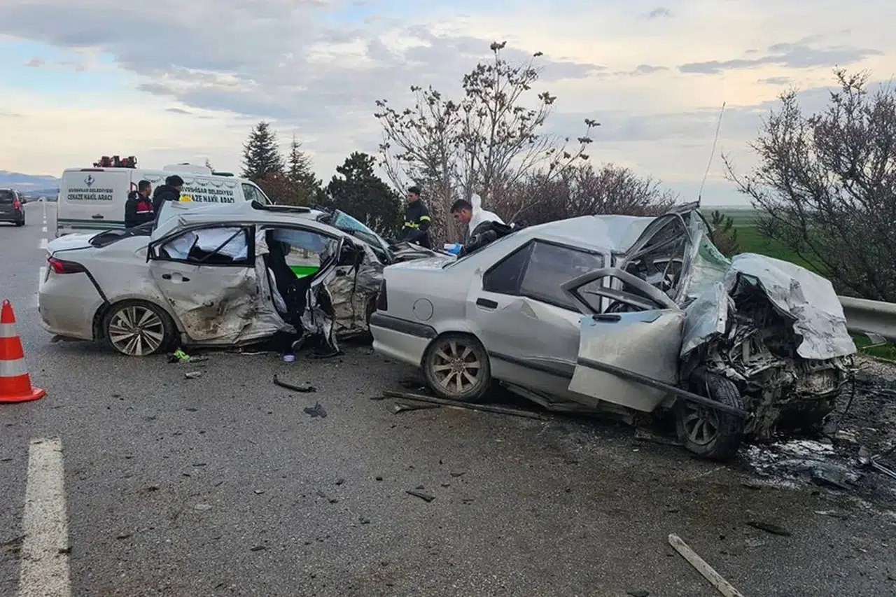 Eskişehir'de katliam gibi kaza: 4 kişi hayatını kaybetti