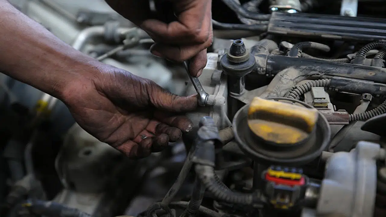 Başakşehir'de arızalanan kamyonu tamir etmek isteyen sürücü hayatını kaybetti