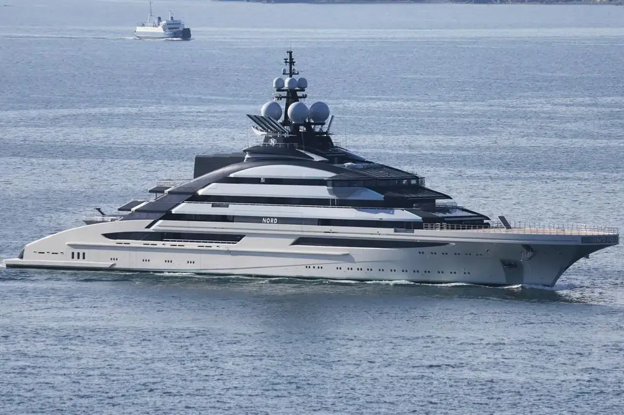 500 milyon dolarlık süper yat, Hürmüz Boğazı'nı geçti: Bakın kime ait