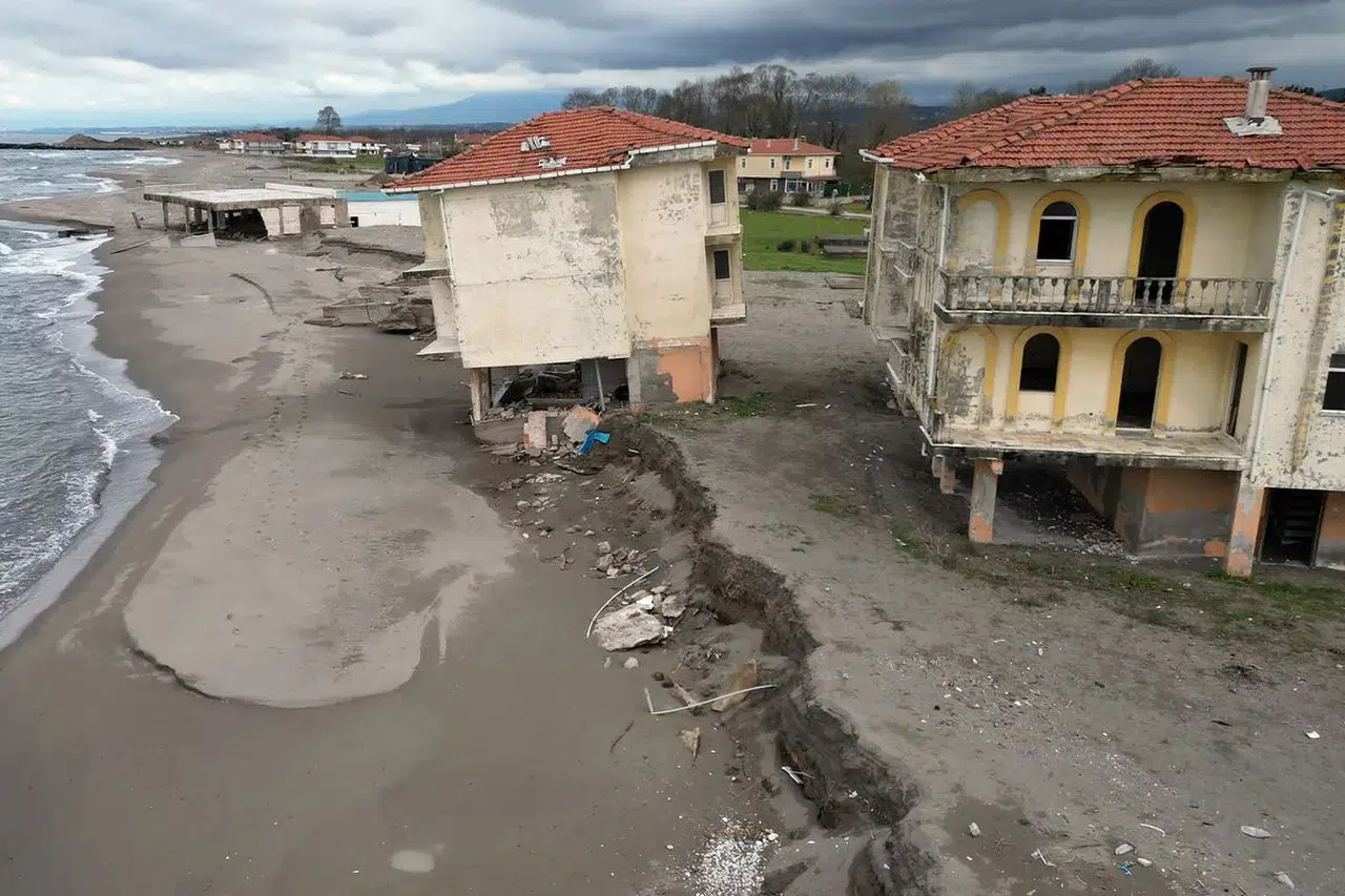 Felaket kapıda! Deniz taştı, villalar çökmeye başladı