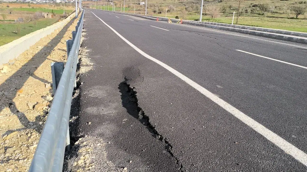 Batman’da yeni yapılan yolda çatlak ve göçükler oluştu