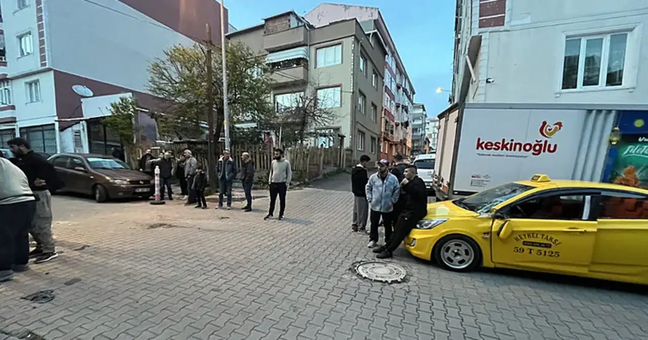 Çorlu’da harç makinesi taksinin üzerine düştü
