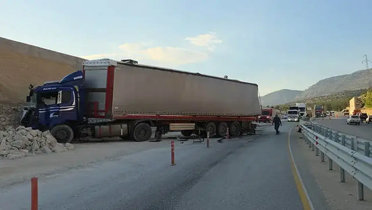 Mersin’de tır kazası: Mermerler otomobilin üzerine düştü, 1 kişi hayatını kaybetti