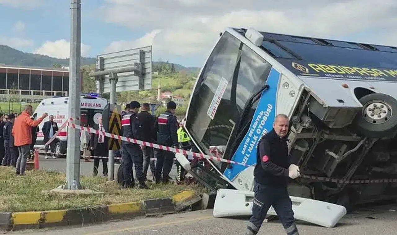 Halk otobüsü otomobilin üzerine devrildi: Çok sayıda yaralı var