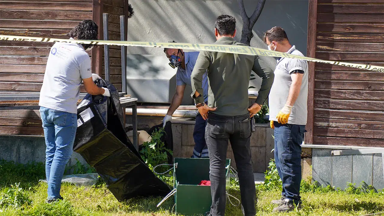 Antalya'da dehşete düşüren olay: Reklam panosunun içinde ceset bulundu