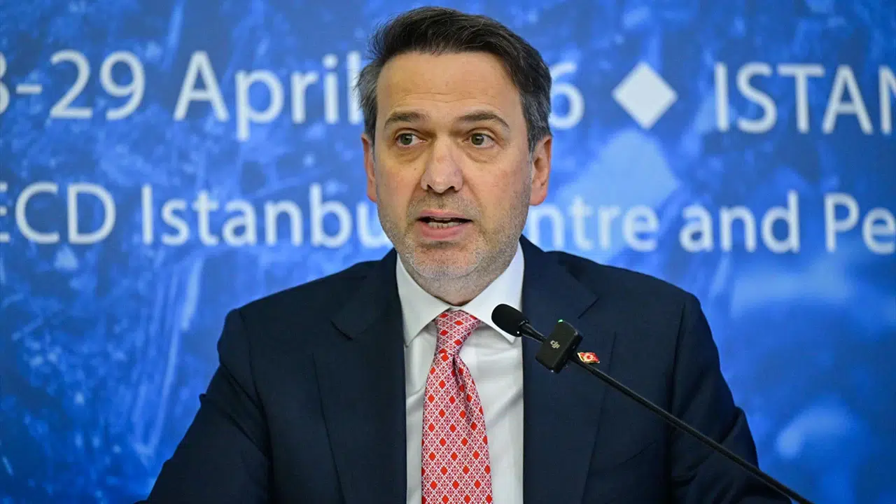 Alparslan Bayraktar'dan Özgür Özel'e: Bu konuda hiçbir şey bilmiyorsunuz