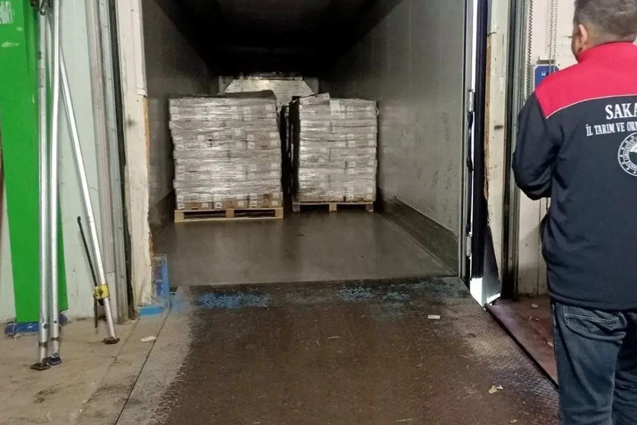 Sakarya'da 32 ton son tüketim tarihi geçmiş tavuk eti ele geçirildi