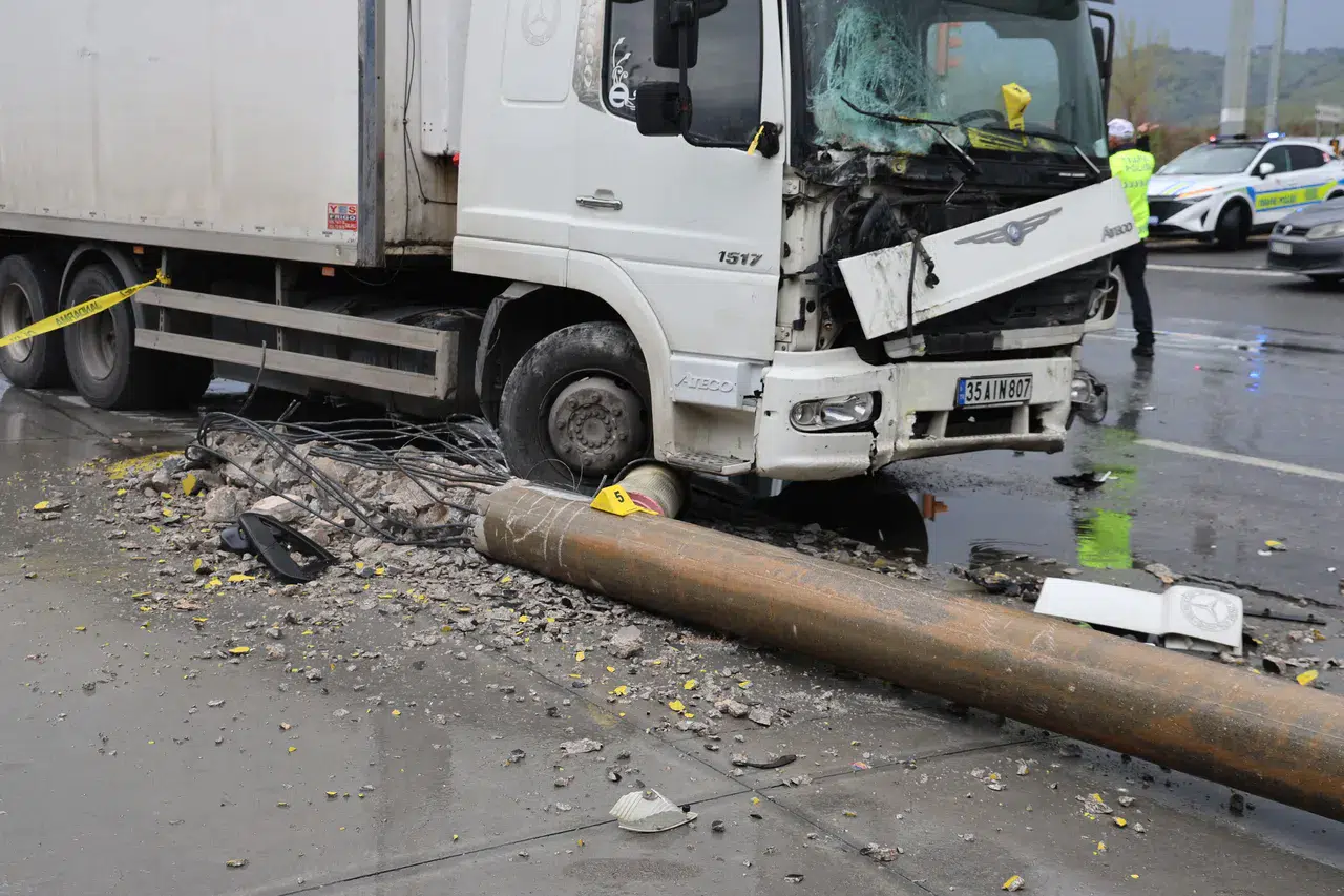 Aydın'da feci kaza: Kazayla devrilen elektrik direği üzerine düştü