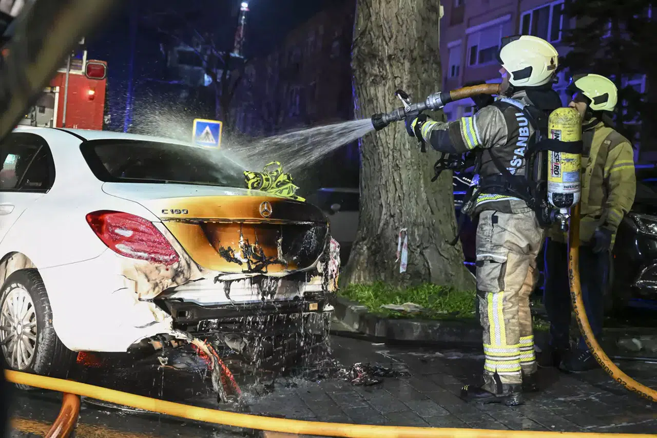 İstanbul’da esrarengiz yangın: Lüks araçlar peş peşe yandı