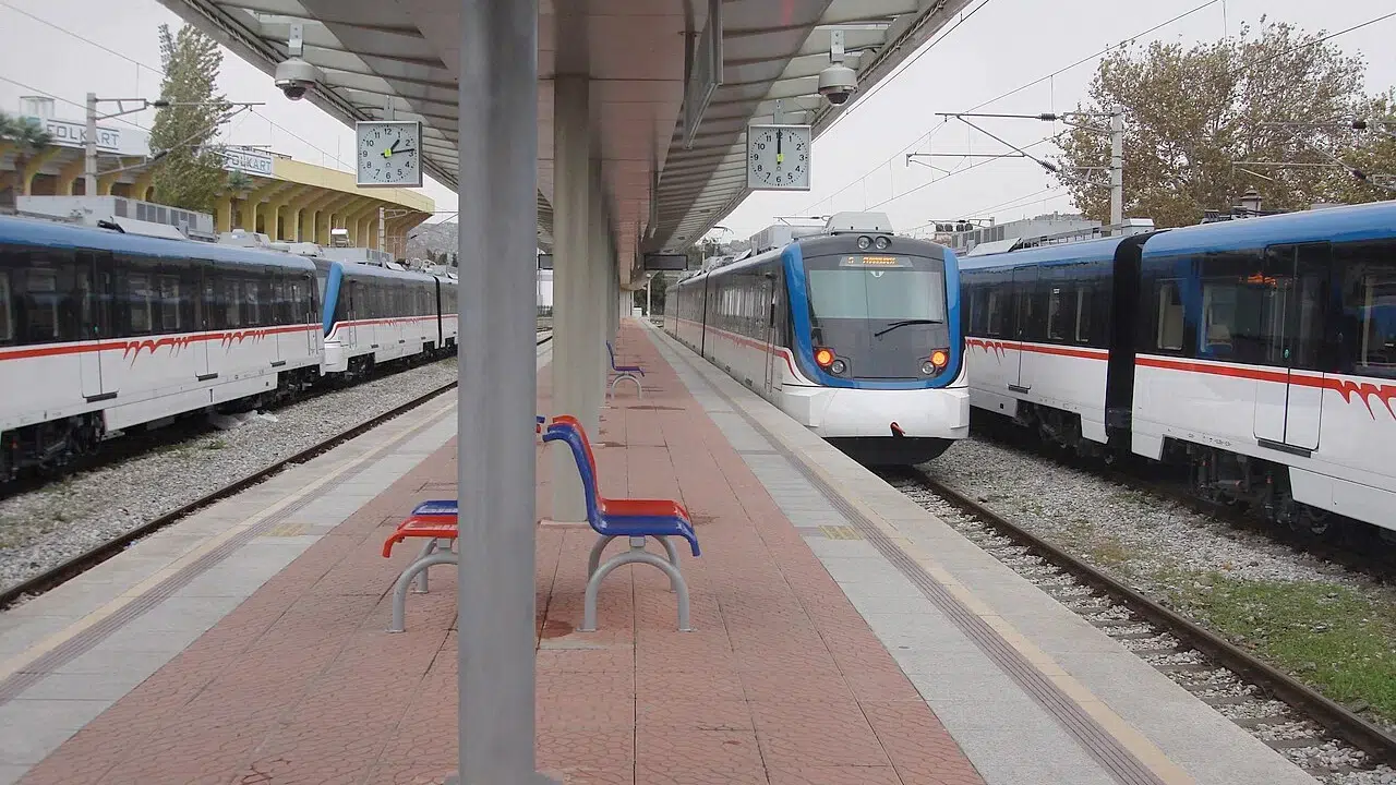 İzmir’de ulaşım ve ekmek fiyatlarına zam: İZBAN ve bilet ücretleri arttı