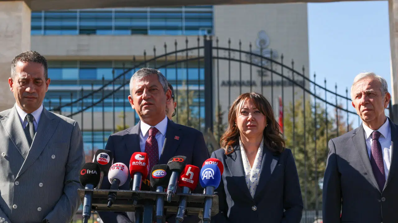 Özgür Özel: "Kendisine yapılan muameleyi İmamoğlu’na yapsın"