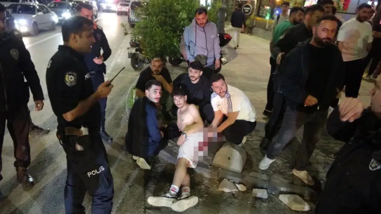 Antalya’da derbi kutlamasında kavga çıktı bir taraftar bıçaklandı