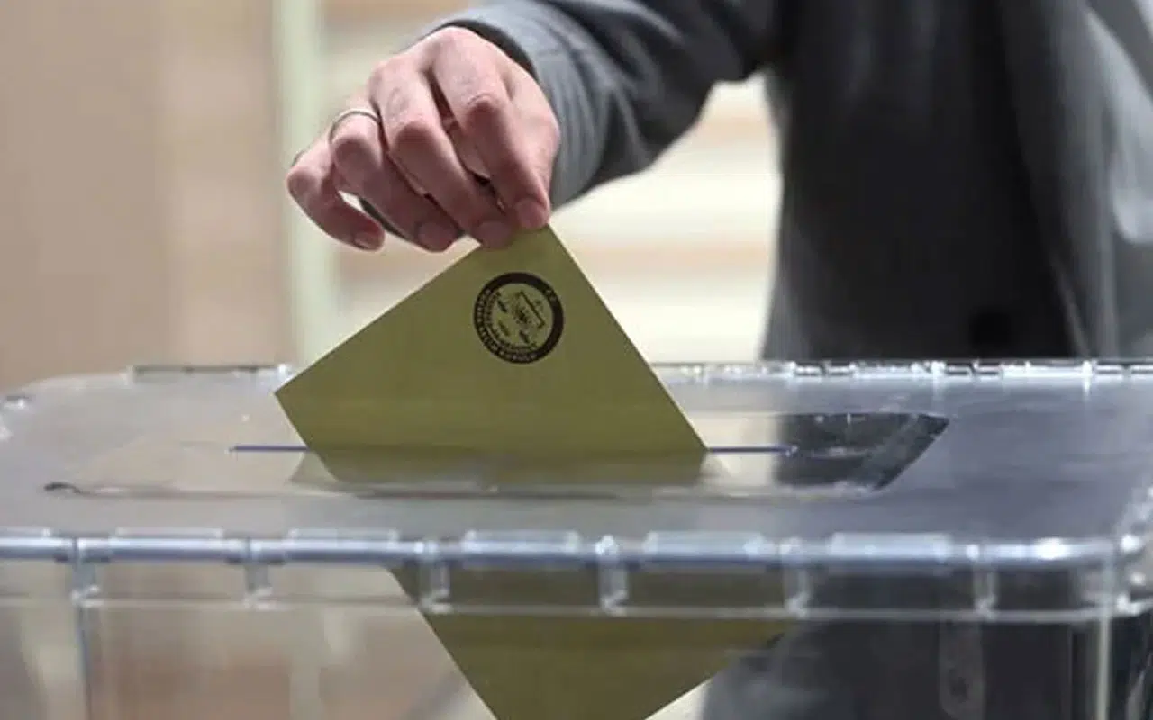 Son ankette zirve değişmedi: En yakın rakibine 15 puan fark attı