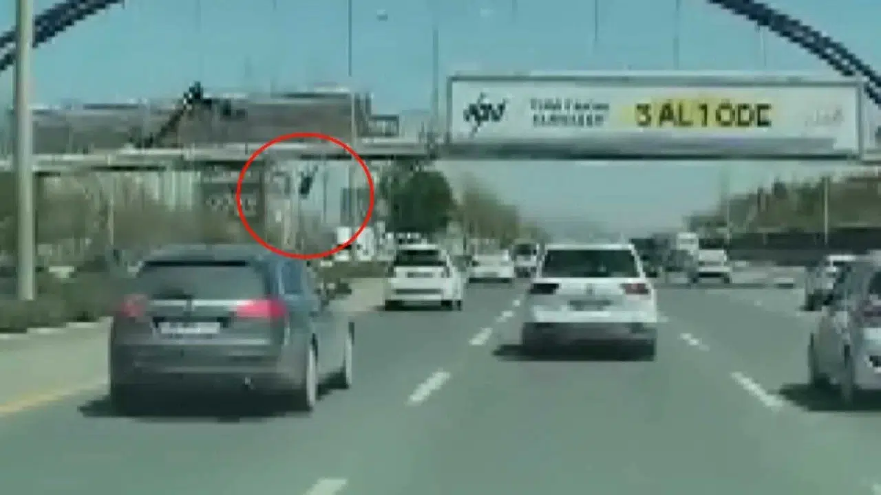 Ankara’da afiş asan işçi üst geçitten düşerek hayatını kaybetti