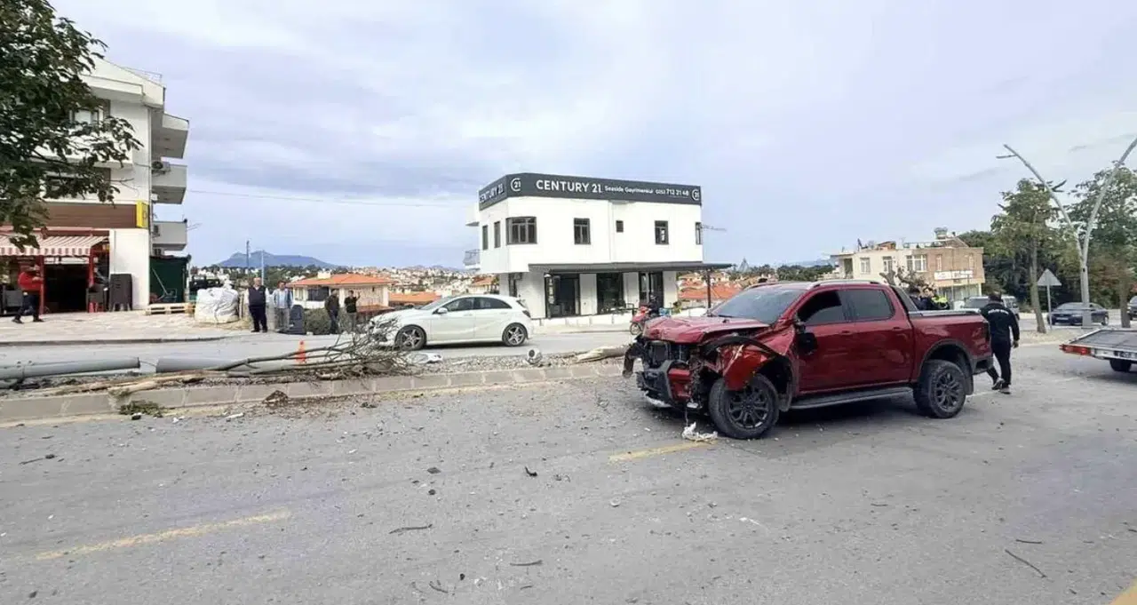 Muğla'da kontrolden çıkan otomobil ortalığı dağıttı