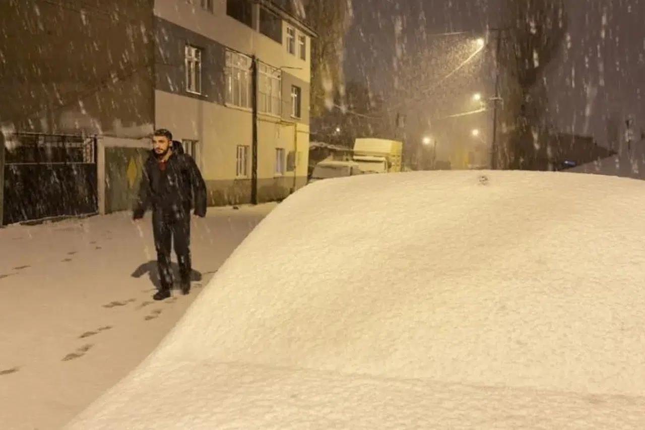 Sarıkamış’ta kış geri döndü kar kalınlığı 15 santimetreye ulaştı