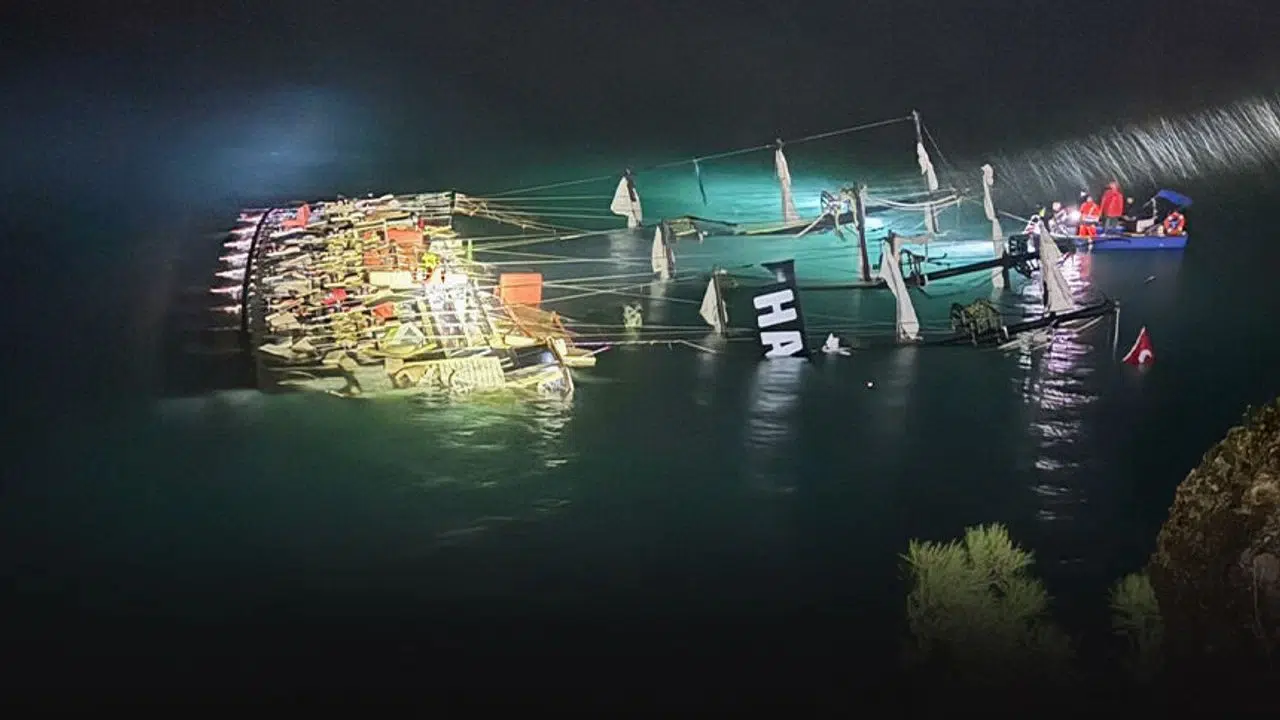 Ölüdeniz’de tur teknesi battı: 1 kişi hayatını kaybetti