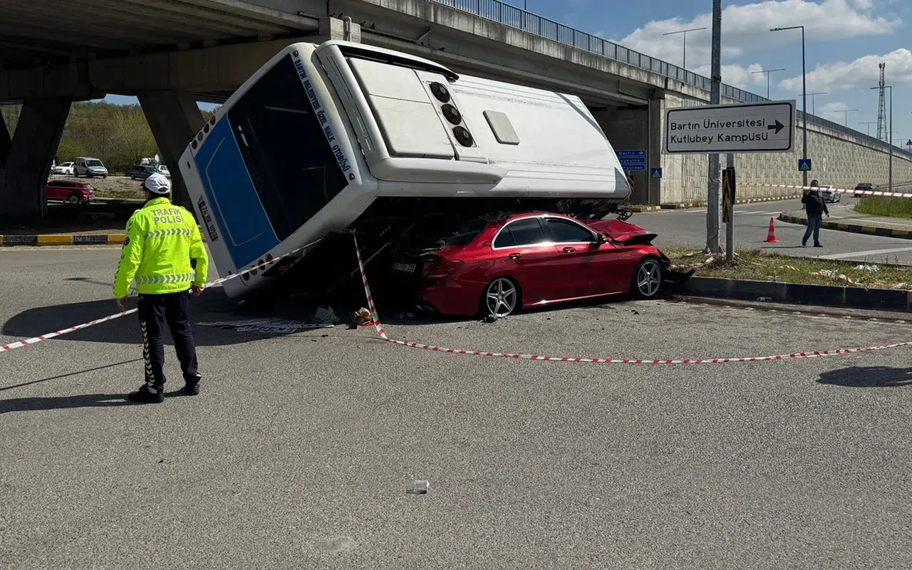 Feci kazada 46 yaralı var! Halk otobüsü otomobilin üzerine devrildi