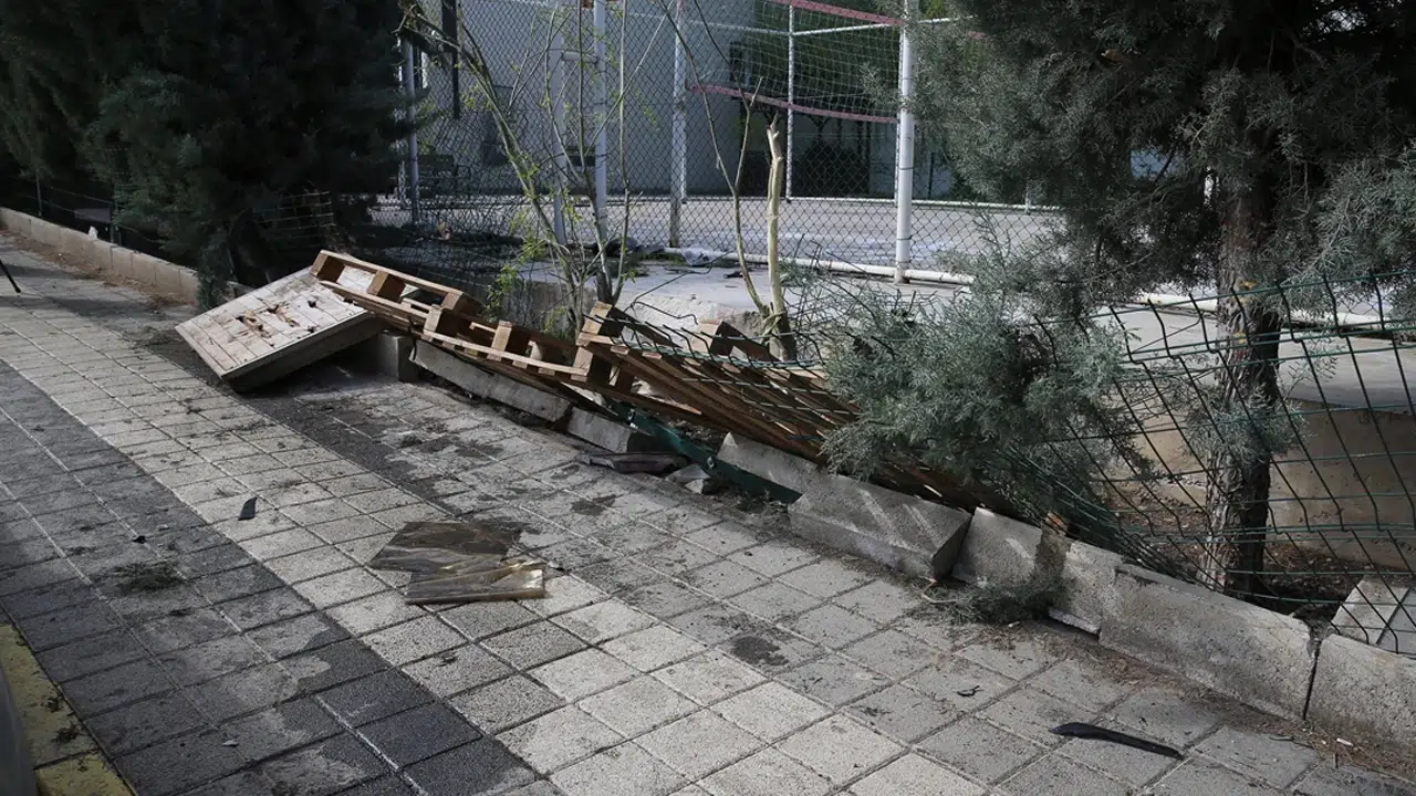 Diyarbakır’da kaldırıma çıkan otomobil öğrencilere çarptı