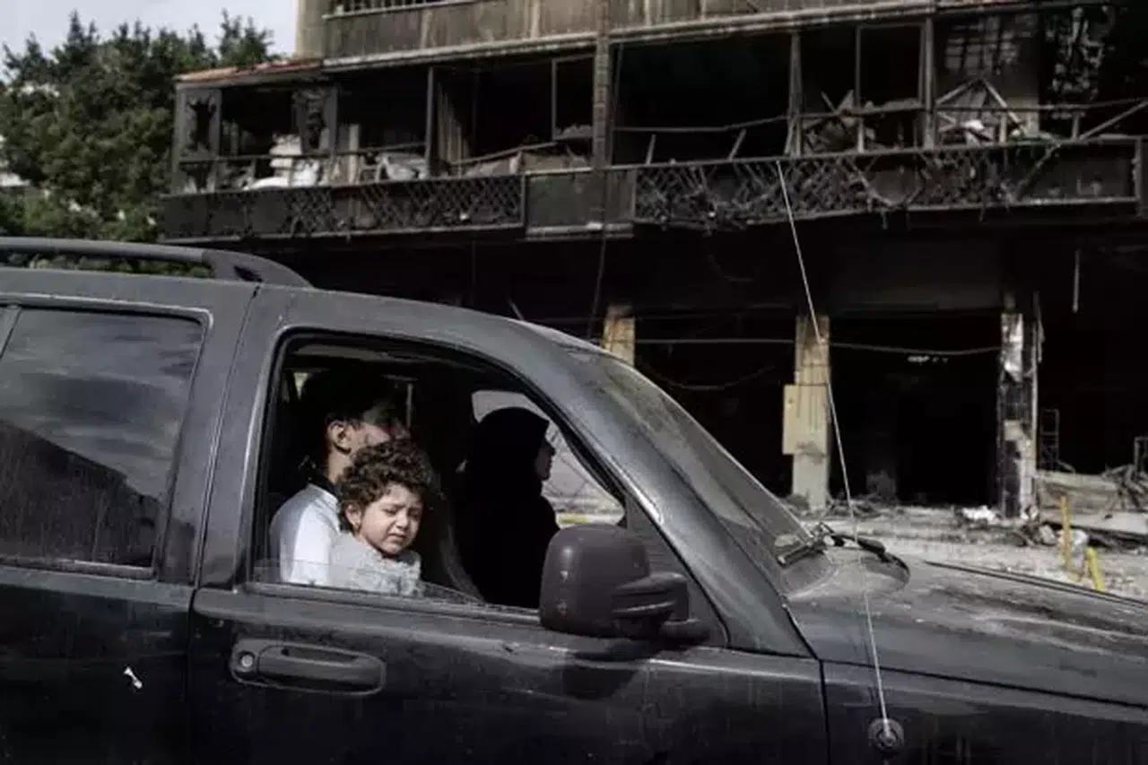 İsrail saldırıları sonrası yerinden edilen Lübnanlılar ateşkesle evlerine dönüyor