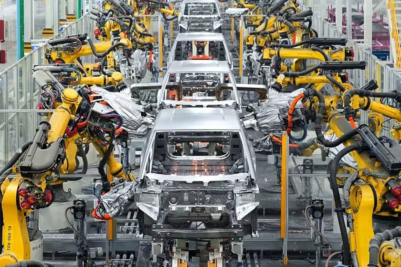 Türkiye'de de satışı devam eden Alman otomobil devi üretimi durdurdu