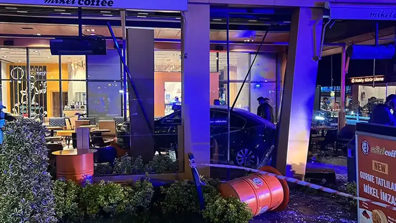 Otomobil kafedeki müşterilerin arasına daldı