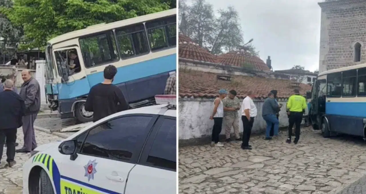 Freni patlayan dolmuş tarihi hamama çarptı