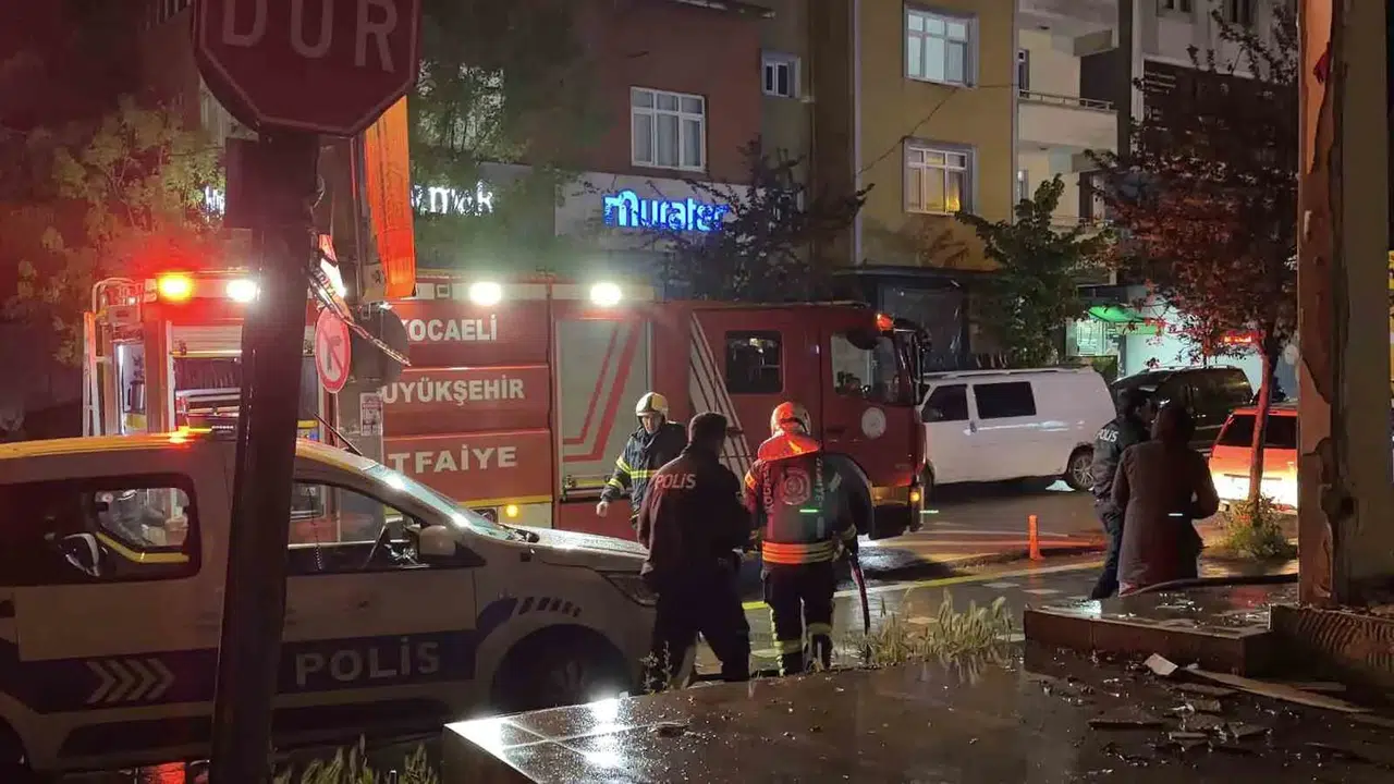 Kocaeli’de tahliye edilen binada yangın çıktı