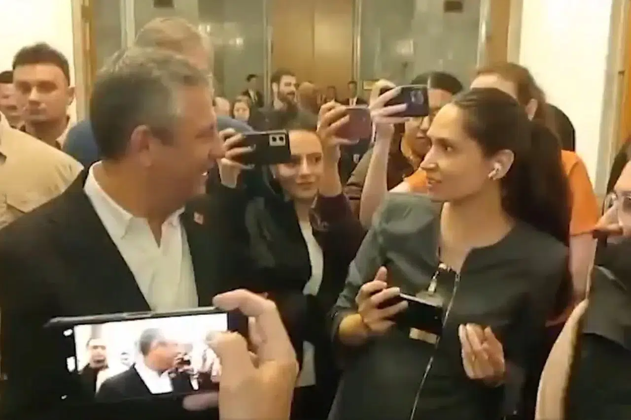 Özgür Özel sözlü saldırıya uğrayan gazeteciden özür diledi: “Çok yanlış, çok üzüldüm”