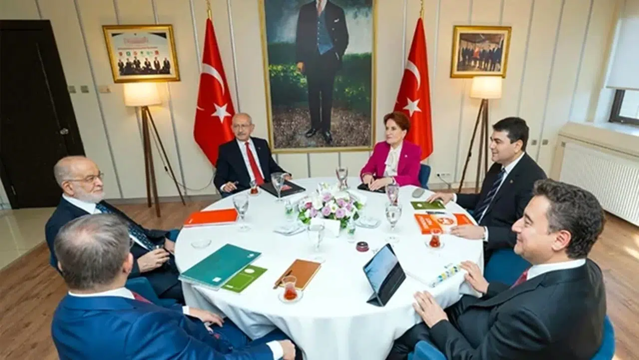 Altılı masadaydı! İşte Kılıçdaroğlu'nu arayıp tebrik eden isim