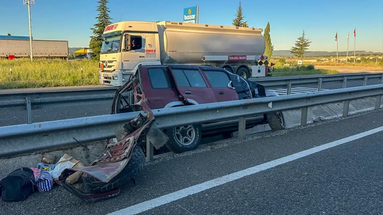 Uşak'ta cip bariyerlerin arasına girip sürüklendi: 1 ölü 2 yaralı